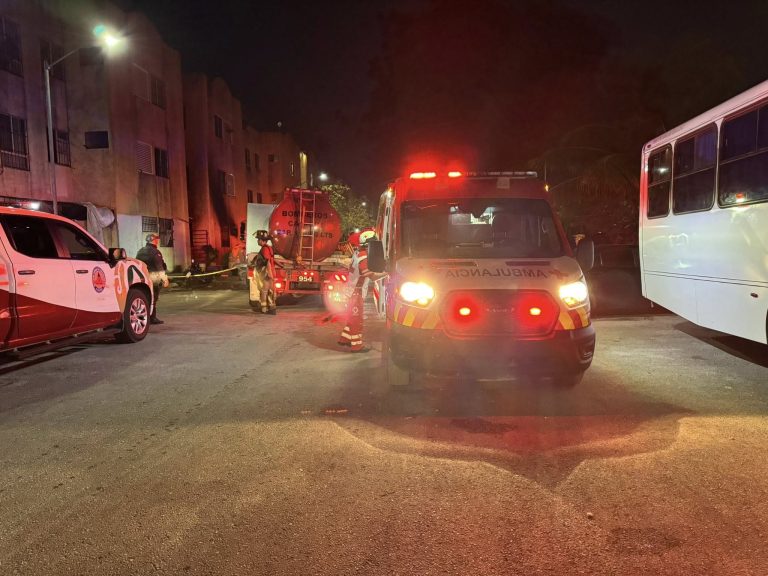 Elementos de la Policía Cancún y el Cuerpo de Bomberos trabajaron durante varias horas para sofocar el incendio en la Supermanzana 251.