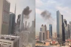 Columnas de humo emergen del distrito financiero de Dubái tras el impacto de un dron durante la mañana del viernes.