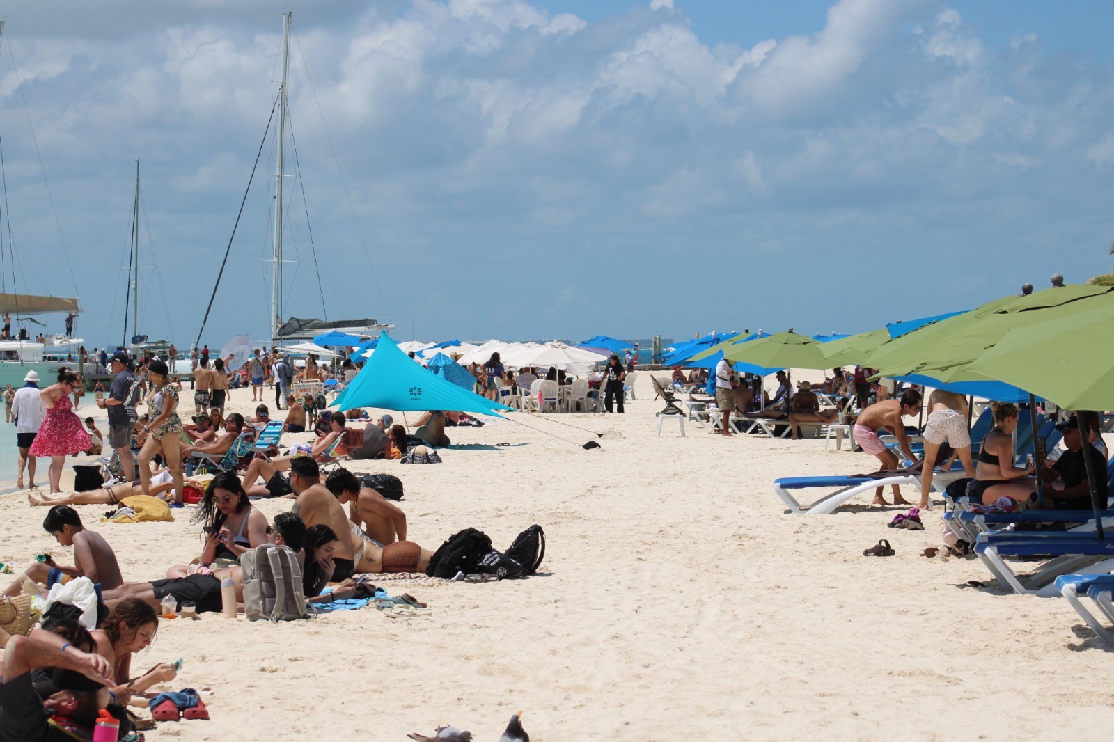 Los arenales de Playa Norte lucen libres de sargazo, lo que representa la principal ventaja competitiva para los prestadores de servicios.
