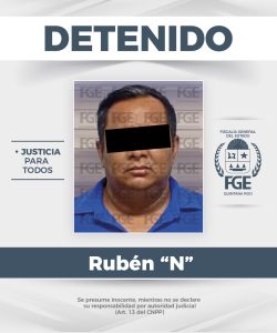 Elementos de la Fiscalía General del Estado realizan el traslado del imputado tras su detención en el municipio de Solidaridad.