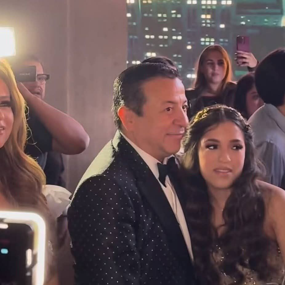 El despliegue de luces y pantallas en el Centro de Convenciones recordó a las grandes producciones de conciertos internacionales.