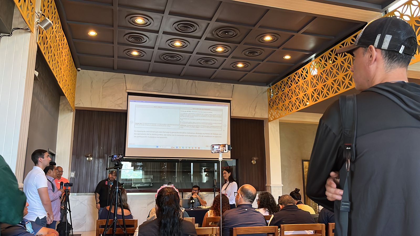 La diputada María José Osorio dialogó con periodistas locales sobre las fallas técnicas detectadas en su reciente propuesta legislativa.