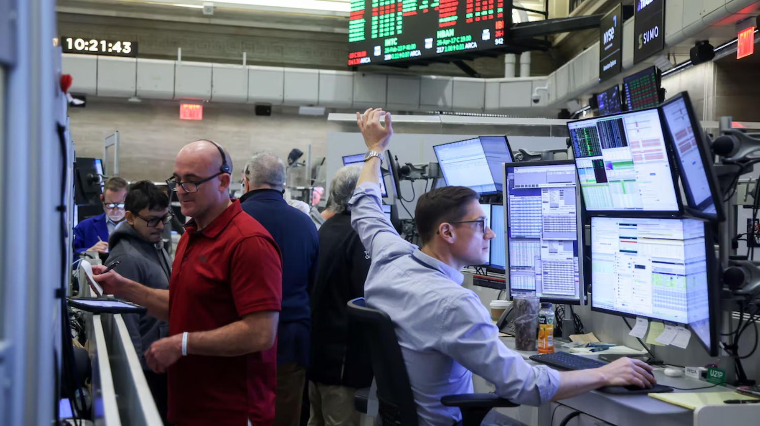 Operadores de bolsa observan con atención las pantallas tras el repunte de los principales índices internacionales.