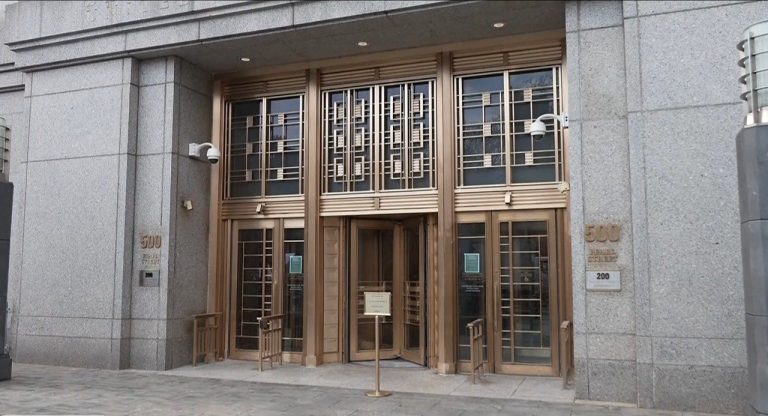 La defensa de los acusados denuncia un bloqueo administrativo de fondos que impide el pago de honorarios a sus representantes legales.