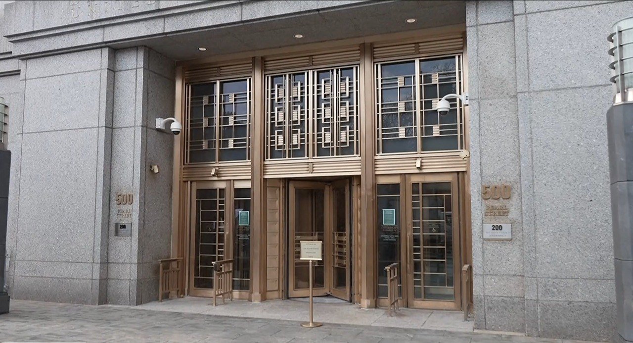 La defensa de los acusados denuncia un bloqueo administrativo de fondos que impide el pago de honorarios a sus representantes legales.