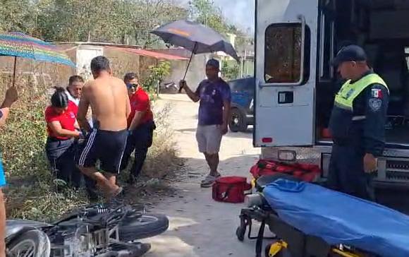 Paramédicos brindan atención de urgencia a las dos mujeres que salieron proyectadas hacia un predio baldío tras el impacto.