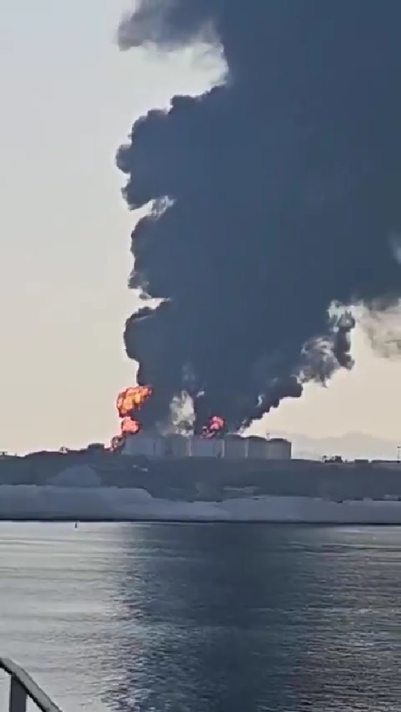 Columnas de humo negro se elevan sobre la terminal portuaria tras el impacto de drones contra los tanques de almacenamiento.