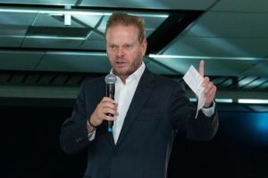 Arturo Escobar atiende a los medios de comunicación tras concluir la reunión sobre el Plan B electoral en la Ciudad de México.