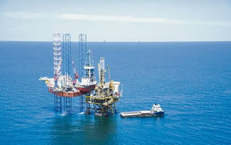 Precio del petróleo rompe la barrera de los 100 dólares