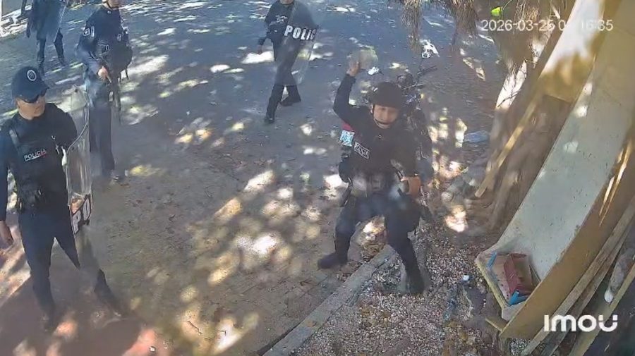 Video de seguridad muestra a un policía municipal lanzando pedazos de concreto contra una vivienda en la colonia Colosio.