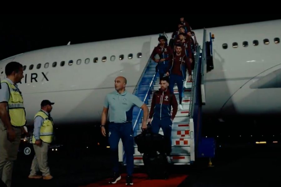 Integrantes de la Selección de Portugal arriban al Aeropuerto Internacional de Cancún para su concentración previa al juego.