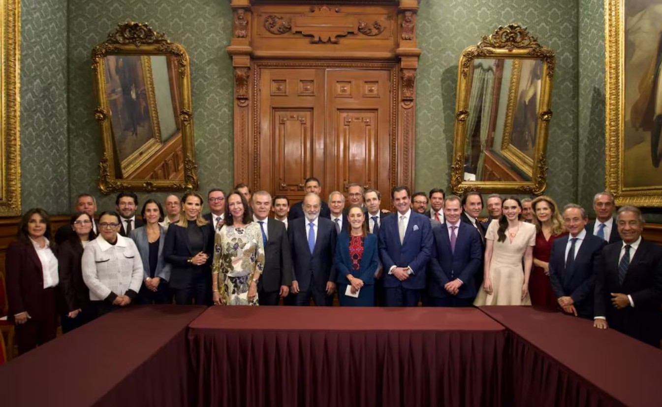 La presidenta Claudia Sheinbaum junto a Carlos Slim durante la revisión del Plan México en Palacio Nacional.