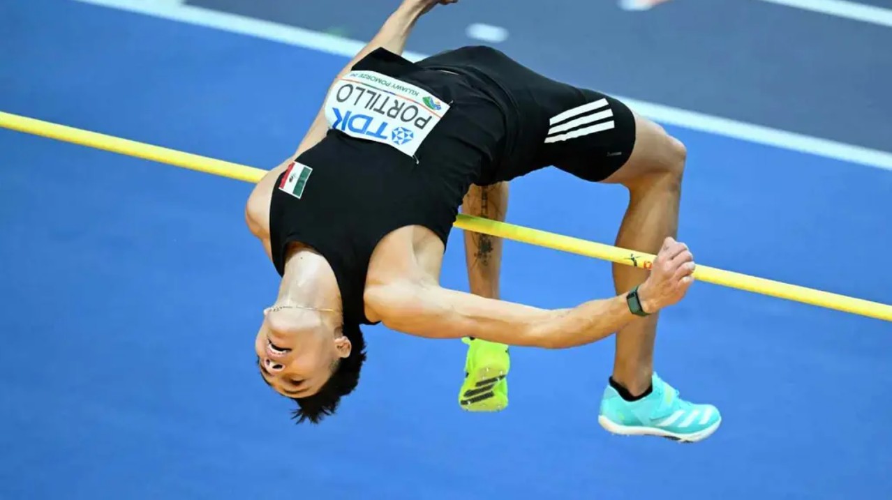 El saltador mexicano Erick Portillo celebra con la bandera nacional tras asegurar la medalla de plata en el Mundial de Torún.