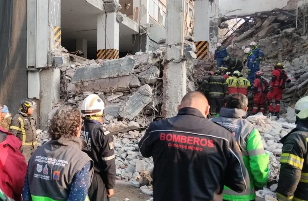 Los binomios caninos de la Secretaría de Marina apoyan en la localización de puntos específicos bajo el concreto colapsado.