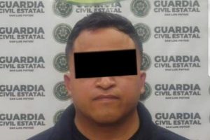 Agentes de diversas corporaciones resguardan la zona de la colonia Santa Martha tras la detención del mando policial local.