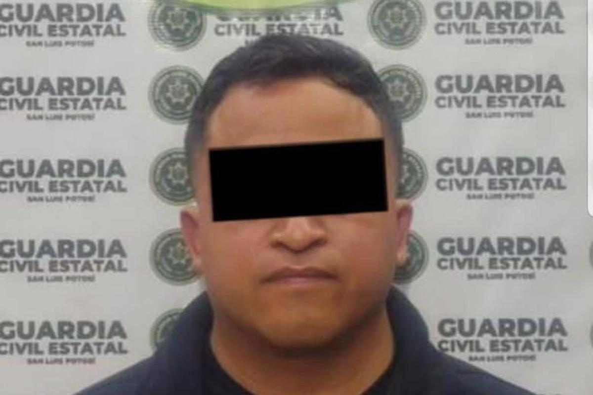 Agentes de diversas corporaciones resguardan la zona de la colonia Santa Martha tras la detención del mando policial local.