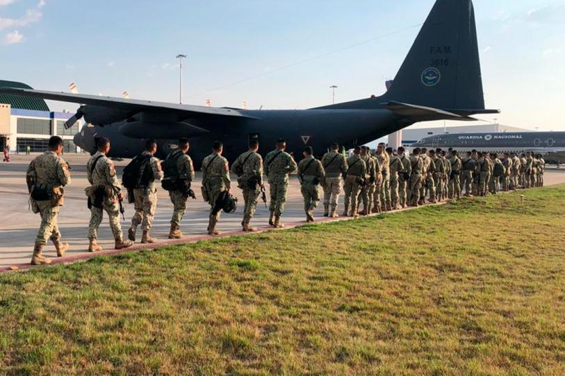Integrantes de la Brigada de Fusileros Paracaidistas arriban al aeropuerto de Ciudad Juárez para iniciar labores de patrullaje.