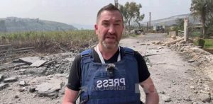 El reportero Steve Sweeney momentos antes de resultar herido por el impacto de un proyectil en el sur de Líbano.