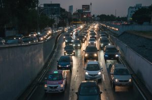 Miles de automovilistas pasan más de dos horas diarias en los principales ejes viales de la Ciudad de México.