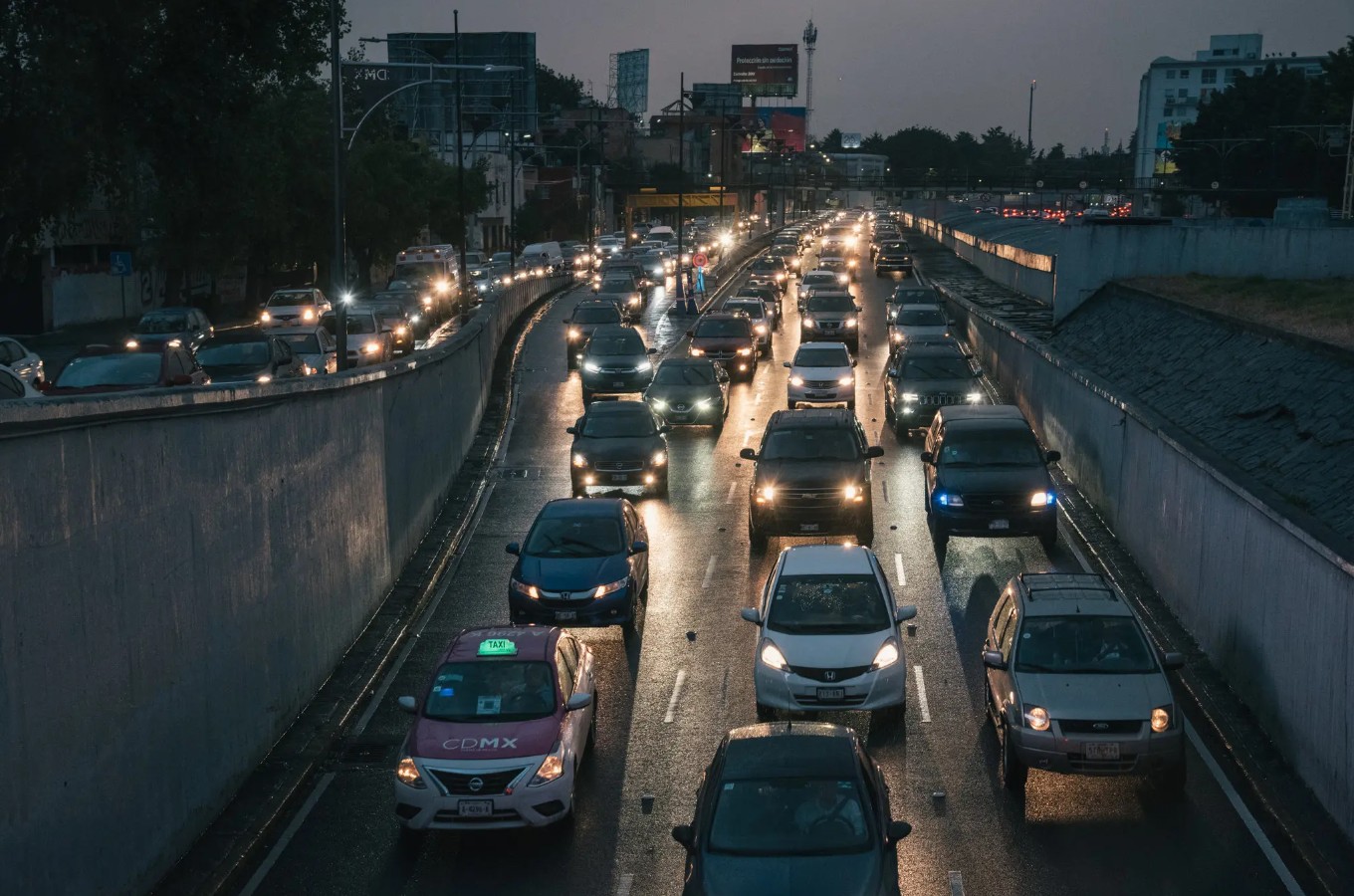 Miles de automovilistas pasan más de dos horas diarias en los principales ejes viales de la Ciudad de México.