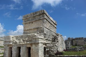 El Castillo de Tulum funcionaba como un faro antiguo para guiar a las embarcaciones mayas a través del arrecife de coral.