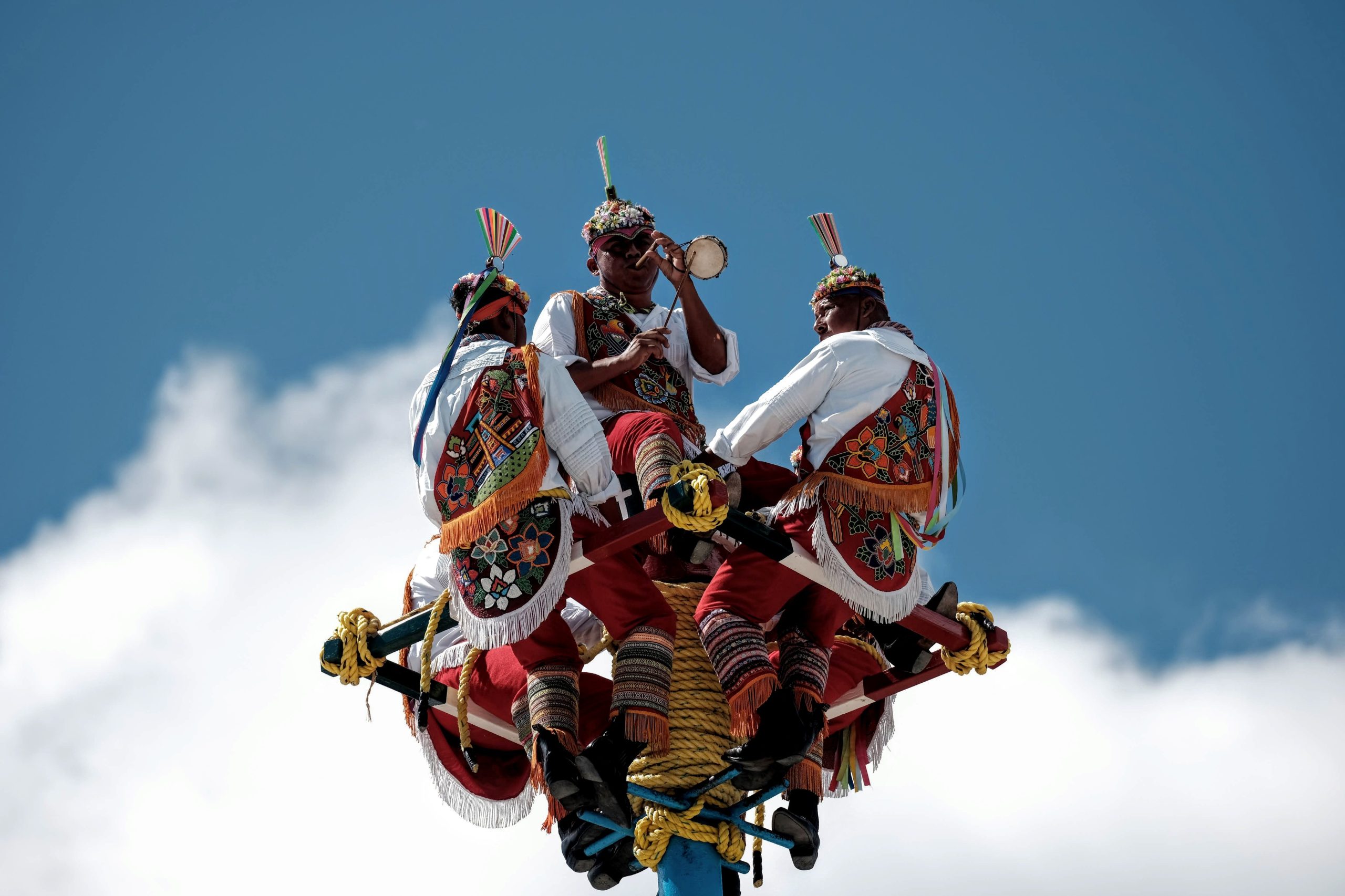 Integrantes del grupo de voladores preparan su equipo para la última presentación en el sitio arqueológico de Tulum.