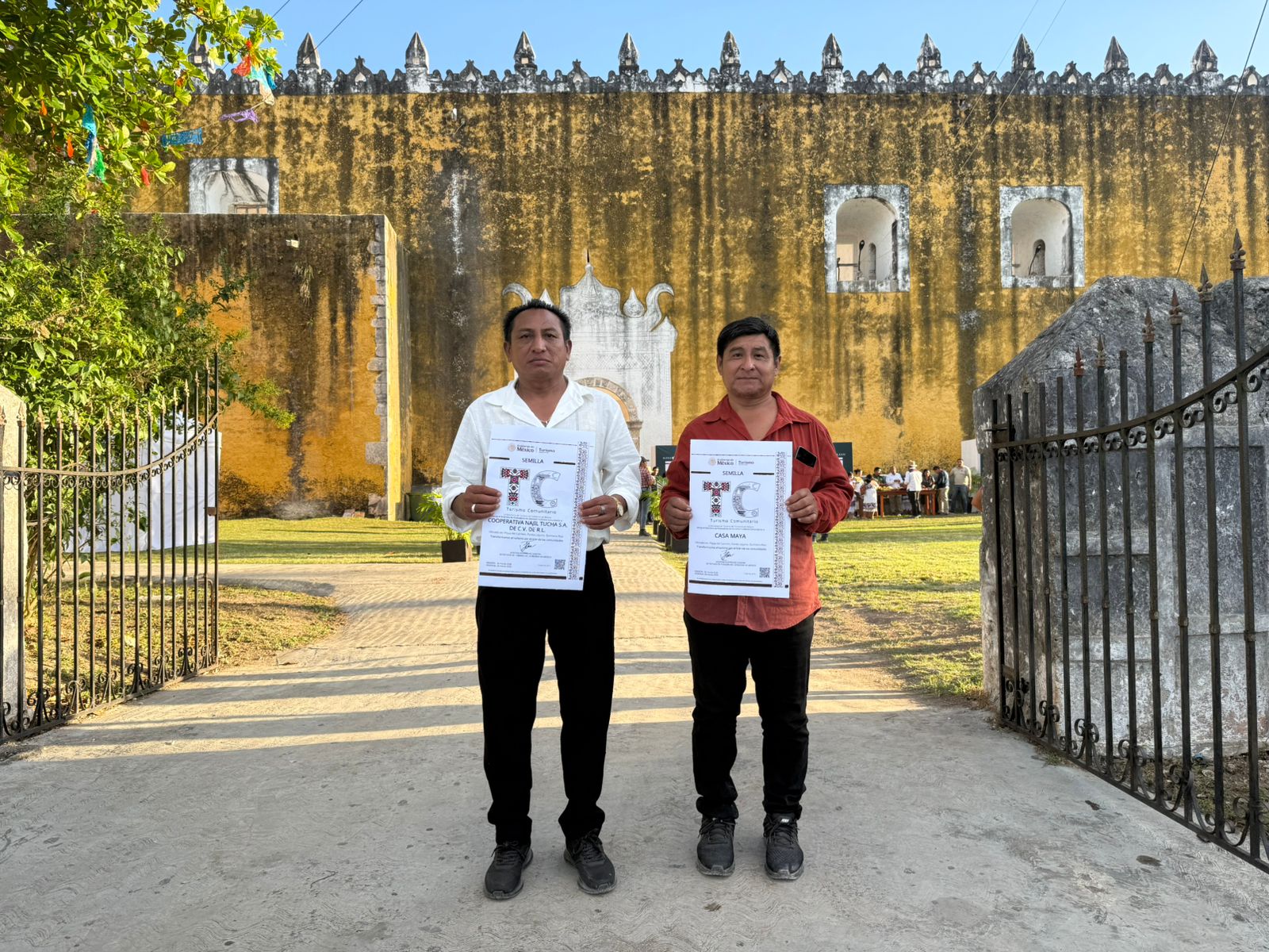 Representantes de las cooperativas Najil Tucha y Campamento Hidalgo muestran con orgullo el Distintivo Semilla obtenido por su labor comunitaria.