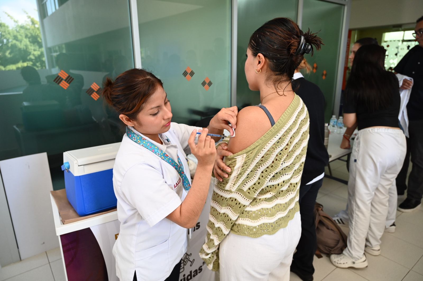 Brigadas de salud revisan cuidadosamente las cartillas nacionales en escuelas primarias de Chetumal para completar los esquemas de vacunación.