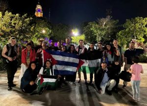 Voluntarios cargan cajas con suministros médicos en los veleros que parten de Isla Mujeres hacia Cuba.