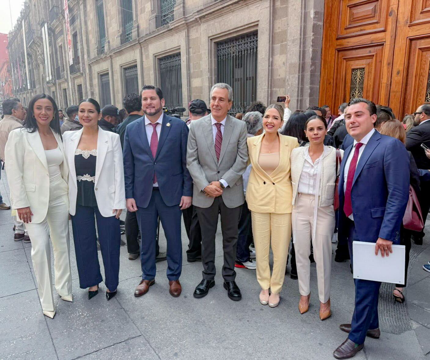 La presidenta Claudia Sheinbaum lideró el diálogo con alcaldes para definir acciones contra la violencia en municipios prioritarios del país.