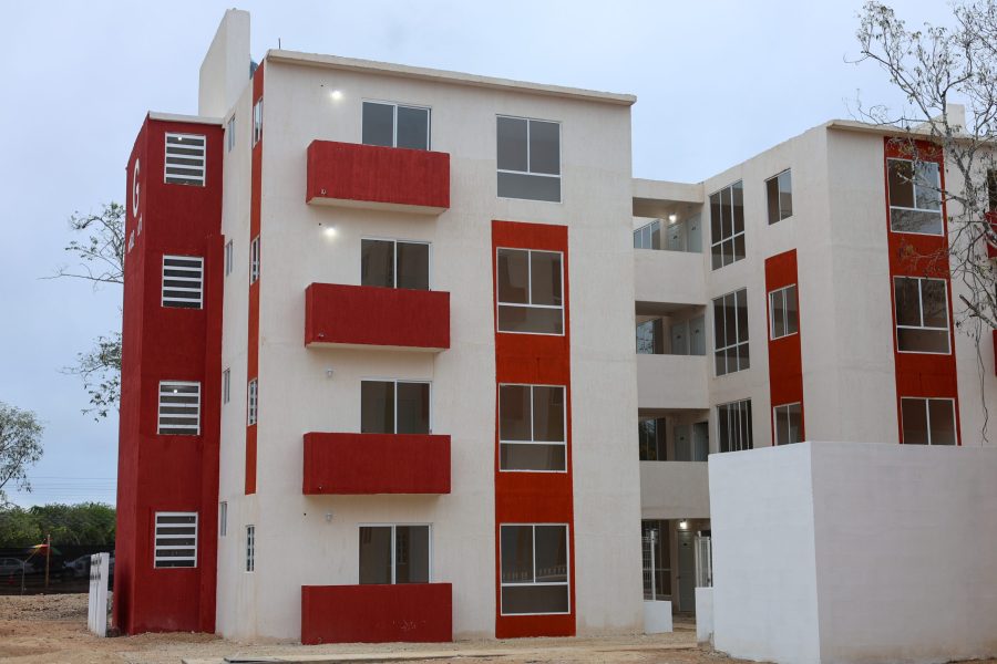 La gobernadora Mara Lezama entrega las llaves de su nuevo hogar a una familia beneficiaria en el desarrollo Centenario de Chetumal.