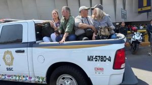 Elementos de la SSC retiran unidades con grúas tras los conatos de bronca registrados en el acceso a la Terminal 2.