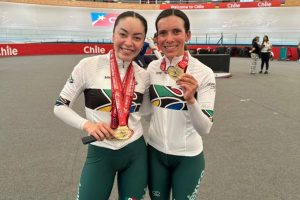 Yareli Acevedo y Sofía Arreola lucen sus medallas de bronce tras una intensa competencia en el velódromo de Perth, Australia.