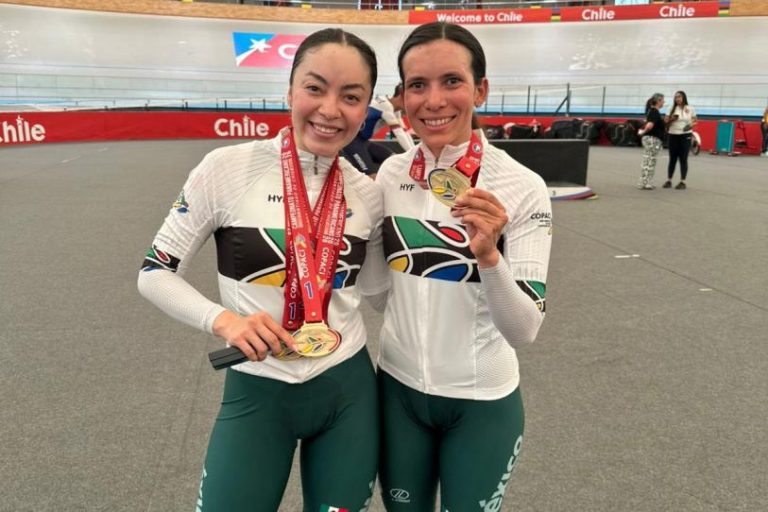 Yareli Acevedo y Sofía Arreola lucen sus medallas de bronce tras una intensa competencia en el velódromo de Perth, Australia.
