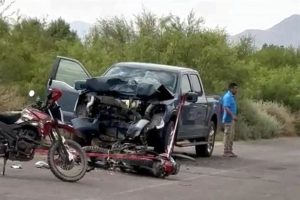 El lugar del accidente fue acordonado por la policía tras el choque que involucró a Jaime Rodríguez Calderón El Bronco.