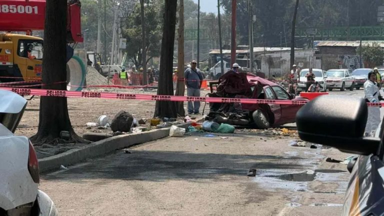Peritos de la Fiscalía realizan el levantamiento de los cuerpos tras el fatal Accidente en la Zaragoza registrado cerca del Metro Acatitla.