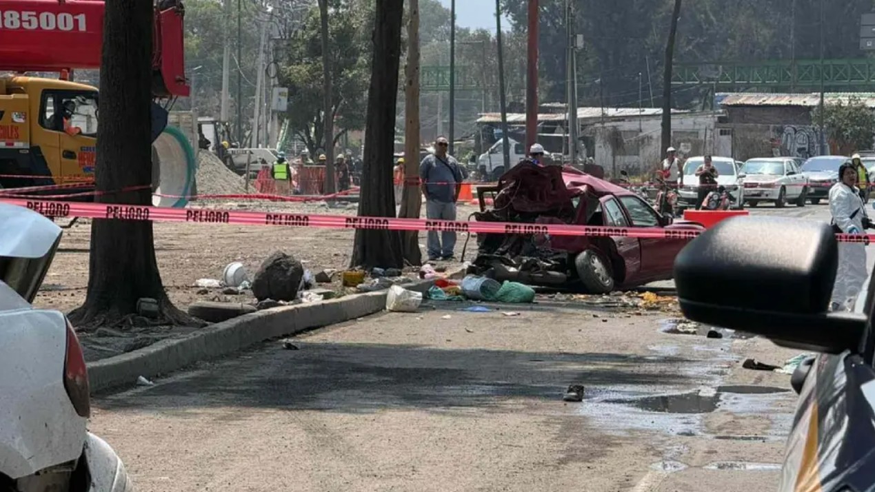 Peritos de la Fiscalía realizan el levantamiento de los cuerpos tras el fatal Accidente en la Zaragoza registrado cerca del Metro Acatitla.