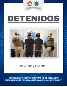 Elementos de la Policía de Cancún realizando el aseguramiento de los presuntos responsables en Playa Gaviota Azul.