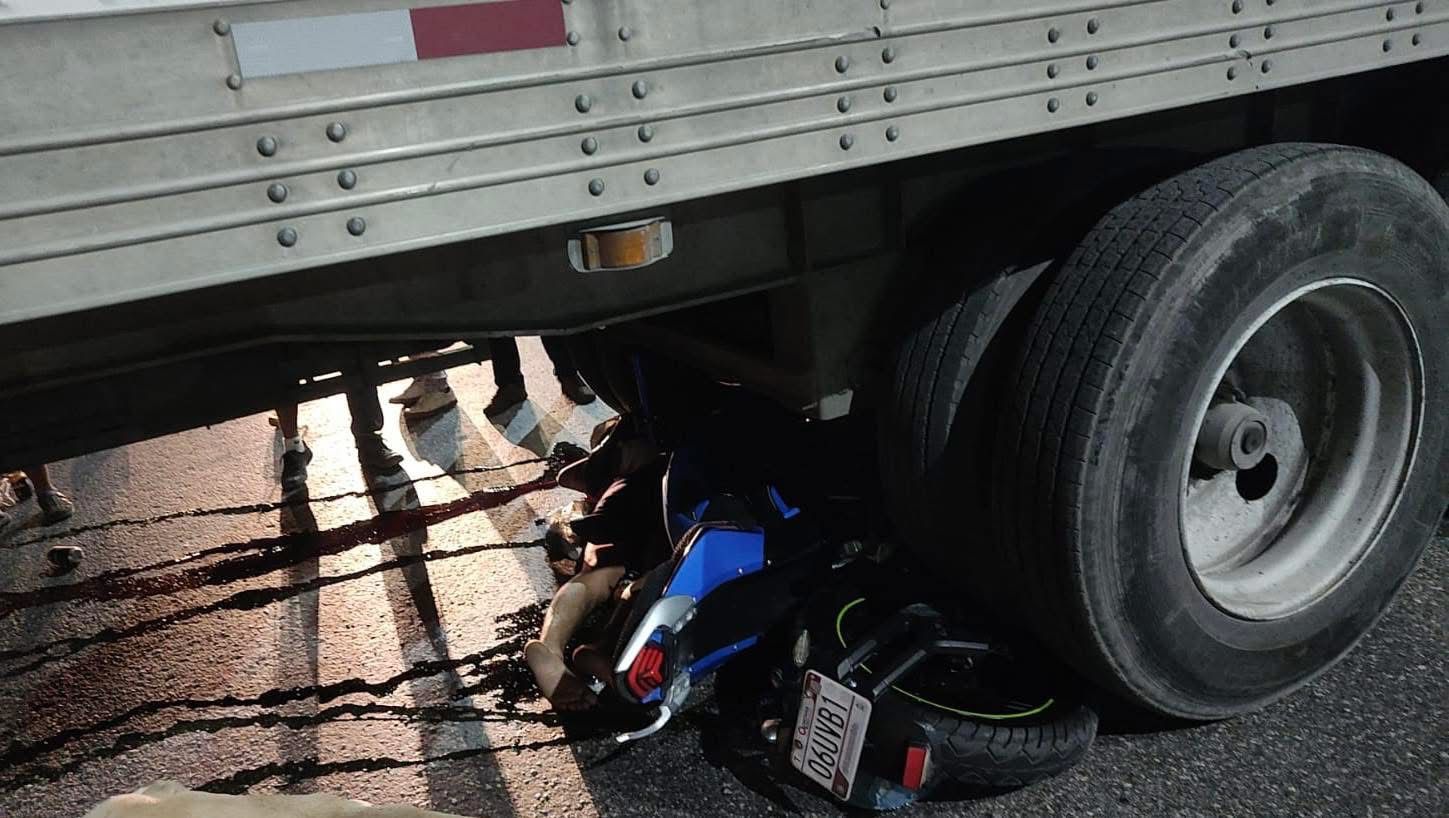 Elementos de seguridad acordonaron el área donde ocurrió el fatal impacto para permitir las labores de los servicios periciales correspondientes.