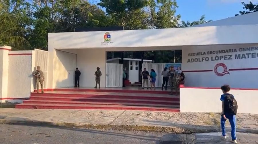 La amenaza en secundaria de Chetumal provocó que padres de familia acudieran al plantel para retirar a sus hijos.
