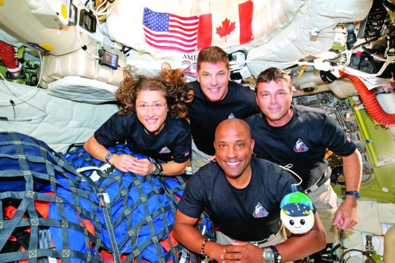 La cápsula Orión de la NASA desplegará 11 paracaídas para reducir su velocidad antes de tocar las aguas del océano Pacífico este viernes.