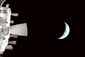 La cápsula Orión se aleja de la Tierra tras completar con éxito su maniobra de inyección hacia el espacio profundo.