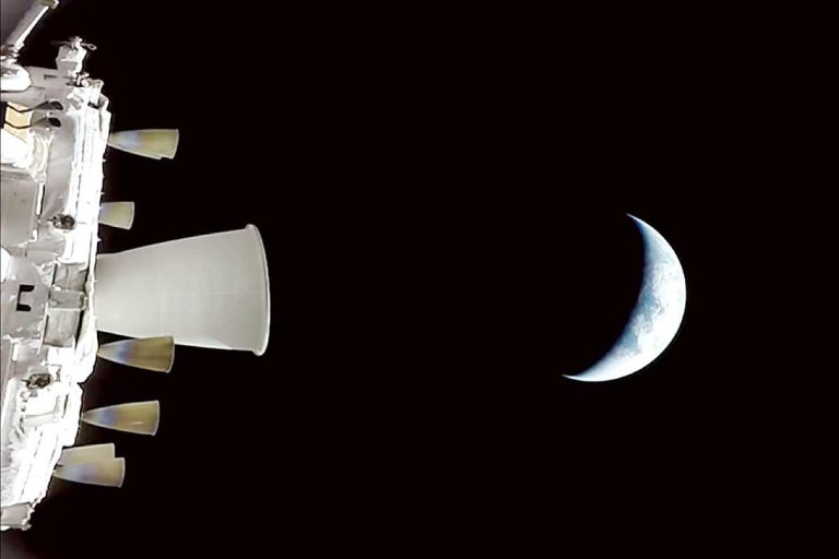 La cápsula Orión se aleja de la Tierra tras completar con éxito su maniobra de inyección hacia el espacio profundo.