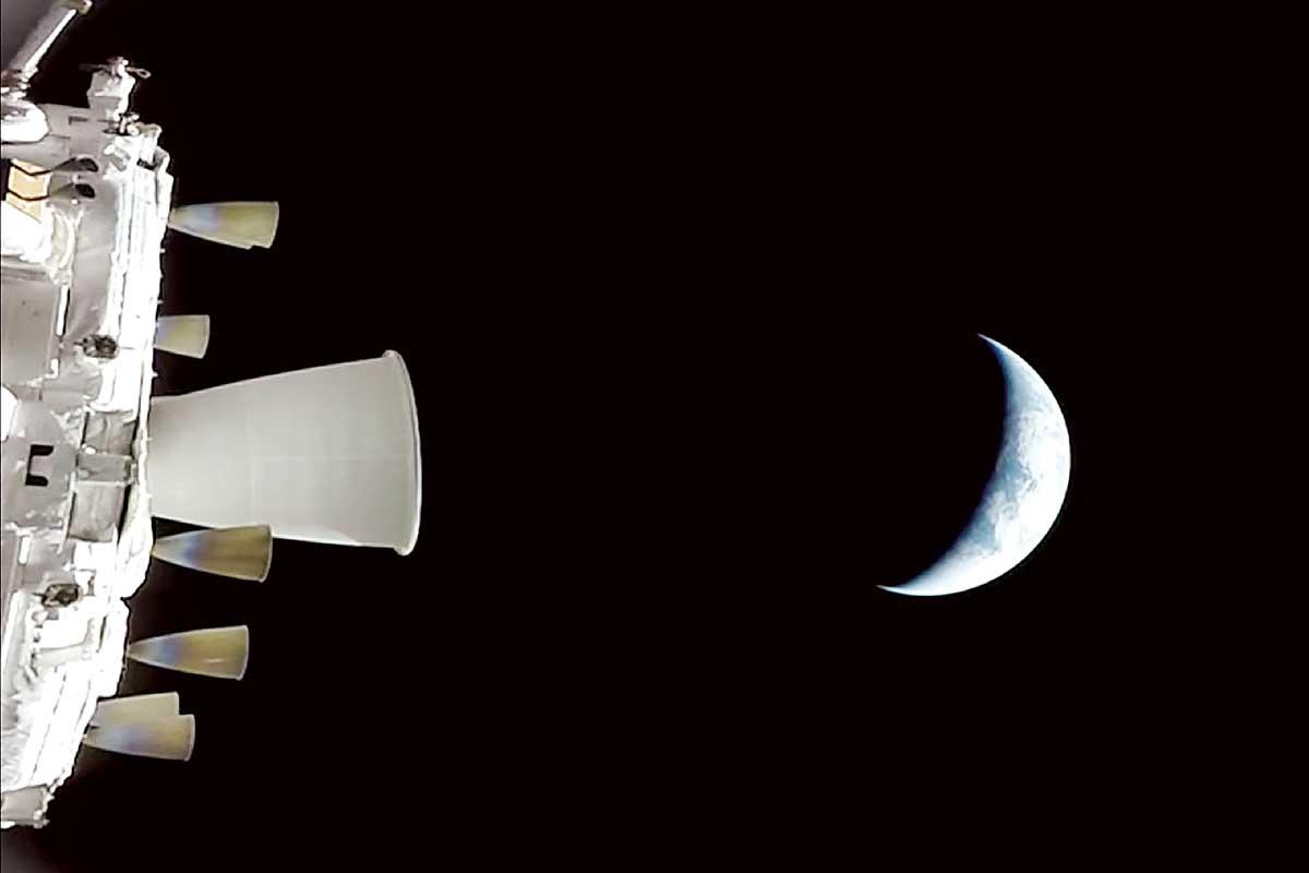 La cápsula Orión se aleja de la Tierra tras completar con éxito su maniobra de inyección hacia el espacio profundo.