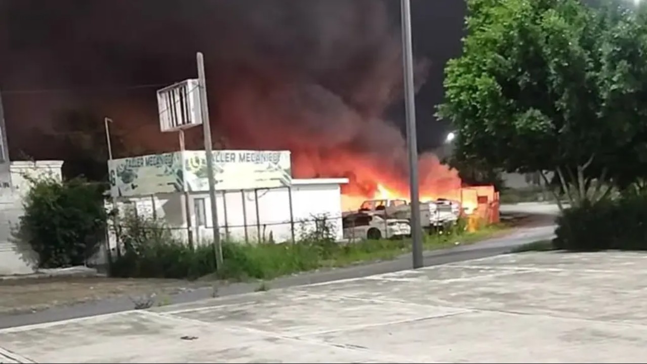 Unidades de transporte incendiadas bloqueando el paso en el bulevar Morelos durante la mañana.