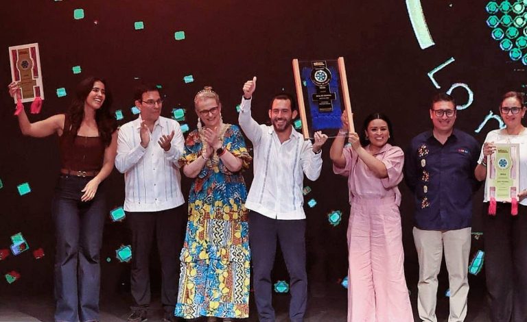 El secretario Bernardo Cueto Riestra recibió los galardones que acreditan a Quintana Roo como líder en el Tianguis Turístico México 2026.