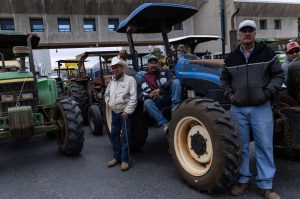 Los productores mantienen maquinaria pesada en las vías de comunicación para exigir una audiencia con los representantes federales.