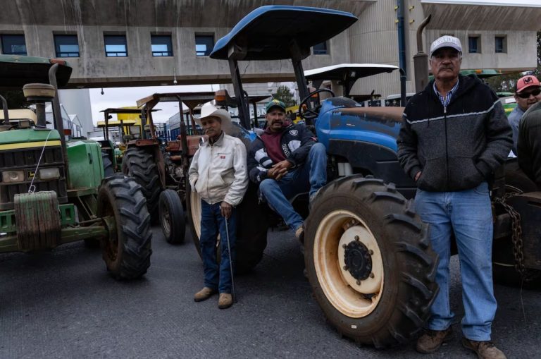 Los productores mantienen maquinaria pesada en las vías de comunicación para exigir una audiencia con los representantes federales.