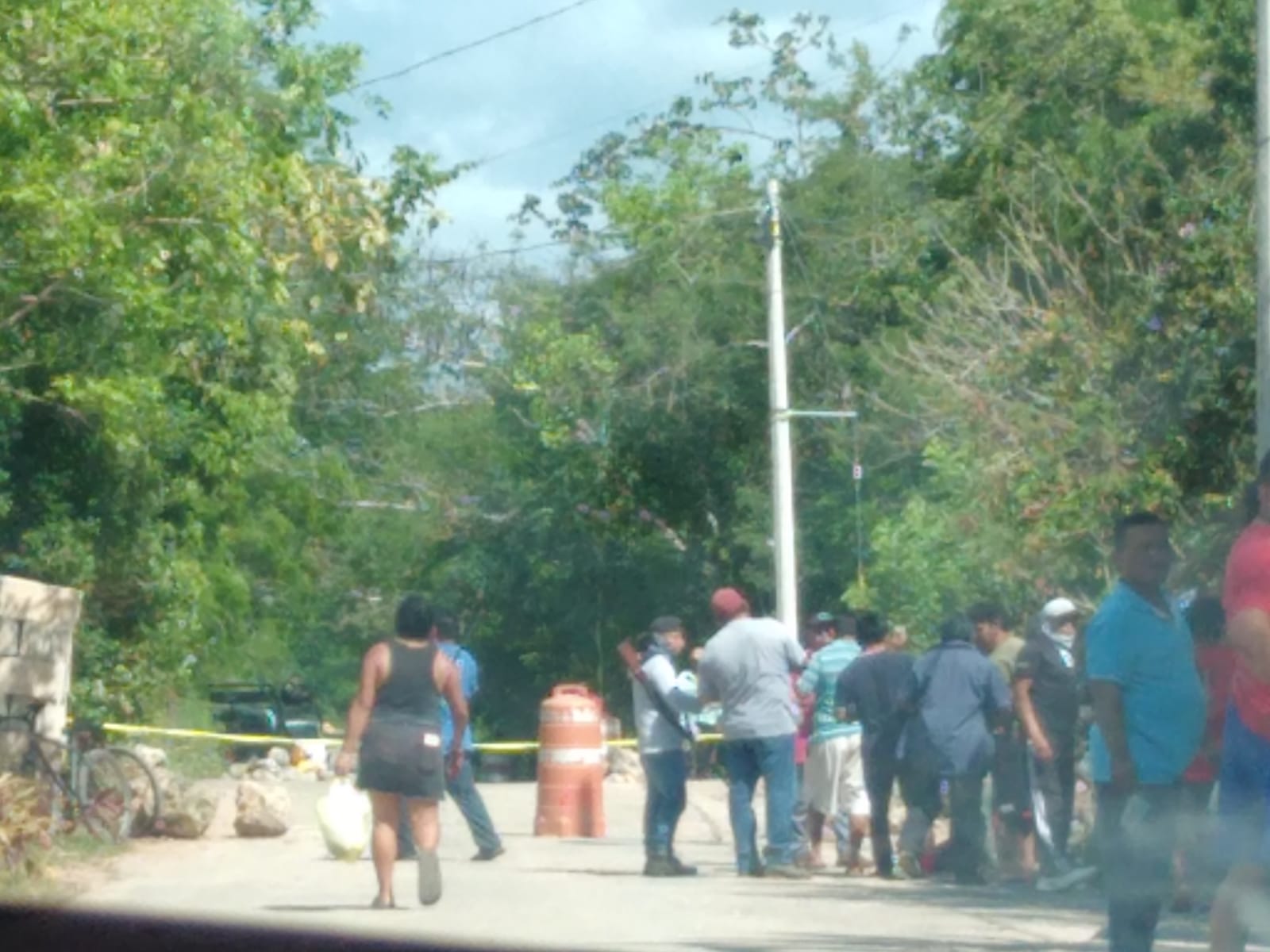 Los habitantes de la comunidad de San Francisco cerraron el acceso principal para evitar el ingreso de vehículos con personas armadas.