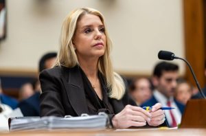 Designa Trump a Blanche tras la salida de Pam Bondi en fiscalía